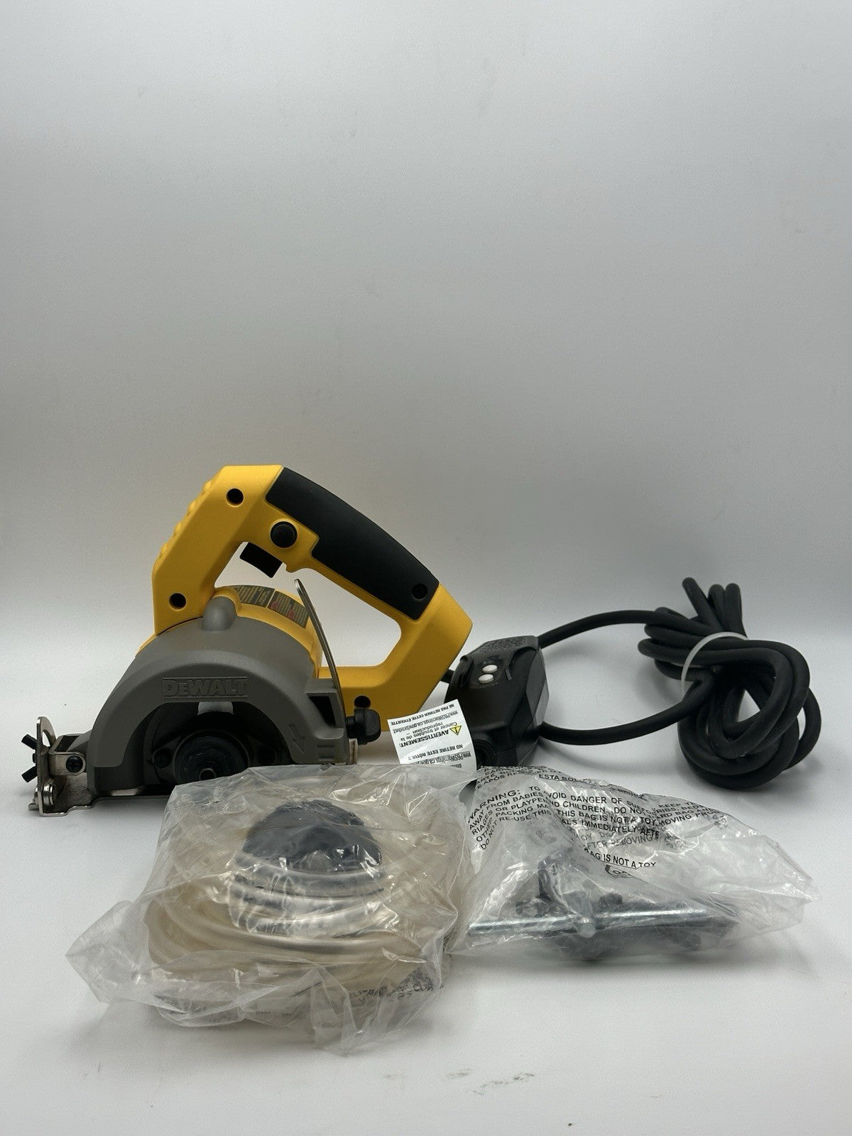 DeWALT DWC860W HD 4-3/8'' 10.8 Amp Wet Dry Tile Stone Masonry Saw No Blades